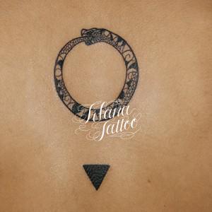 ウロボロスのトライバルタトゥー