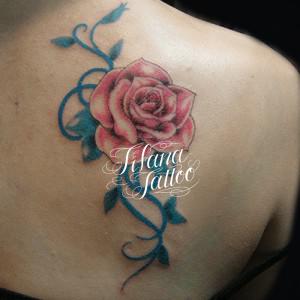 薔薇のガールズタトゥー