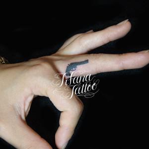 銃のシルエット・タトゥー