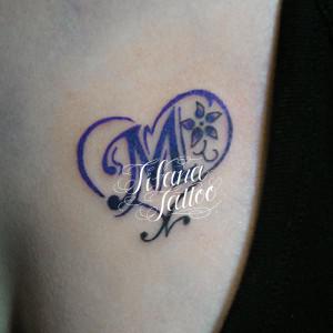 ハートの中にイニシャルのタトゥー
