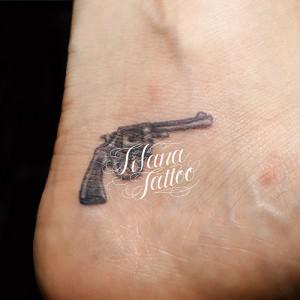 銃のワンポイントタトゥー