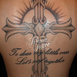 背中一面のクロスのタトゥー