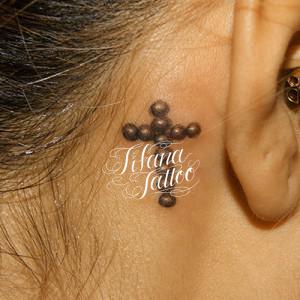 クロスのワンポイントタトゥー