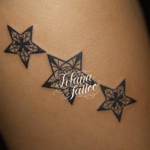 和柄の星のタトゥー