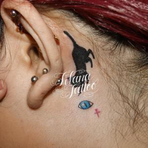 猫と目のワンポイントタトゥー