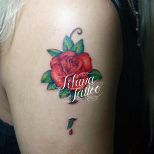 赤いバラのタトゥー