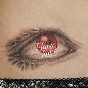 赤い目のタトゥー