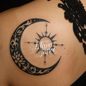 月と太陽のガールズタトゥー