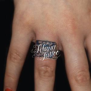 指のワンポイントタトゥー