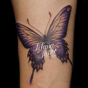 紫色の蝶のガールズタトゥー