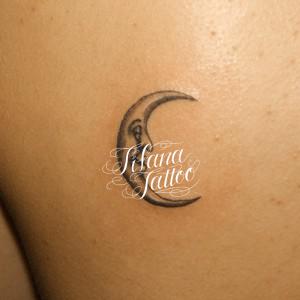 三日月の顔のタトゥー