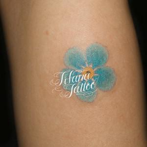 水色の花のワンポイントタトゥー