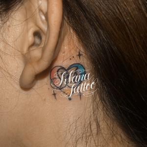 耳にハートのワンポイントタトゥー