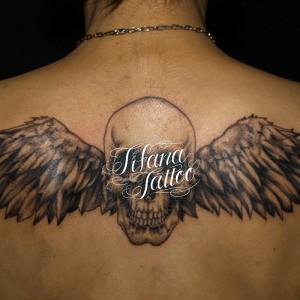 スカルと翼のタトゥー