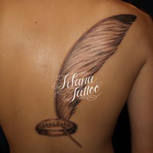 羽とリングのタトゥー