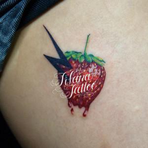 苺と雷マークのタトゥー