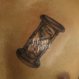 砂時計のタトゥー