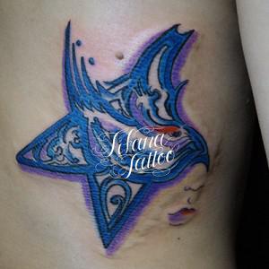 星型の鳥のタトゥー