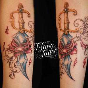 ダガー|薔薇のタトゥー