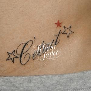 文字と星のタトゥー