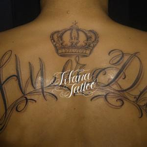 文字と王冠のタトゥー