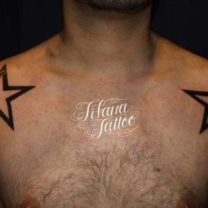 シンメトリーな星のタトゥー