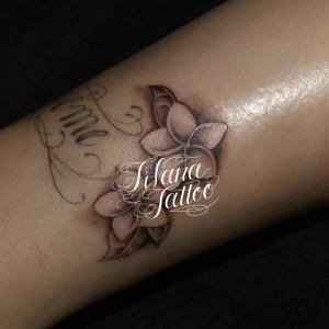 プルメリアのタトゥー