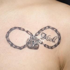 インフィニティーと南京錠のタトゥー