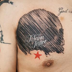 スカルと星のタトゥー