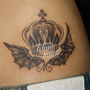 王冠と悪魔の翼のタトゥー