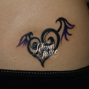 ハートと翼のトライバルタトゥー