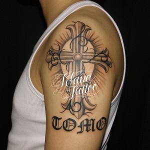 クロスと蔦のタトゥー