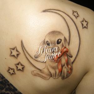 犬と月のタトゥー