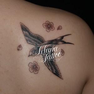 燕と桜のタトゥー