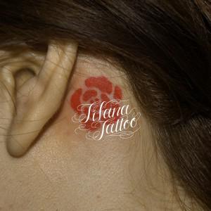 赤い薔薇のワンポイントタトゥー