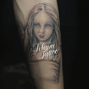 幼い女神のタトゥー