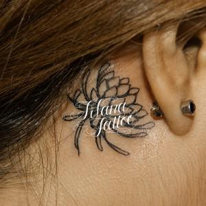 菊のワンポイントタトゥー