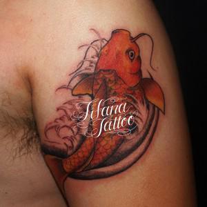 鯉と波のタトゥー