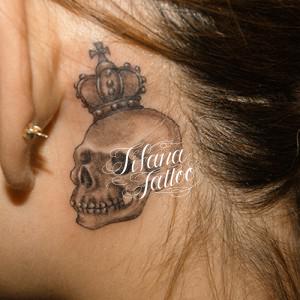 スカルと王冠のワンポイントタトゥー