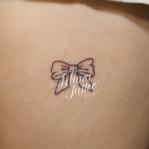 リボンのワンポイントタトゥー