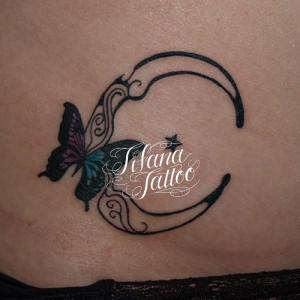 蝶と月のガールズタトゥー
