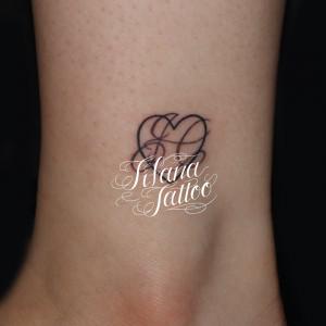 ハートとイニシャルのワンポイントタトゥー