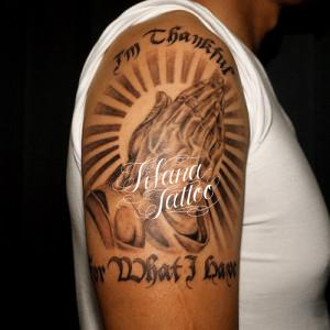 合掌とレタリングタトゥー