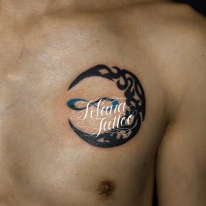 月と無限大のタトゥー