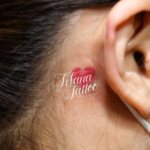 ピンクのハートのタトゥー