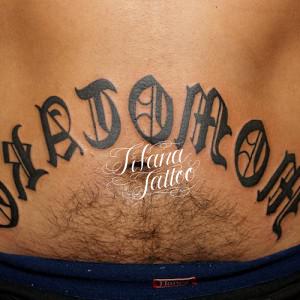 鏡文字のレタリングタトゥー