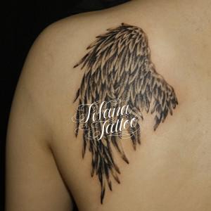 消耗した翼のタトゥー