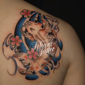 錦鯉と桜の刺青