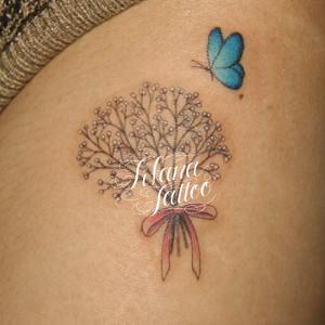 かすみ草と蝶のタトゥー