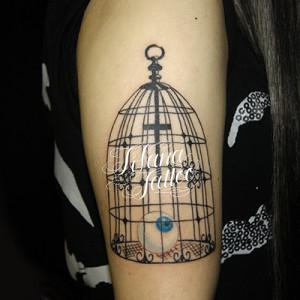 鳥かごと目玉のタトゥー